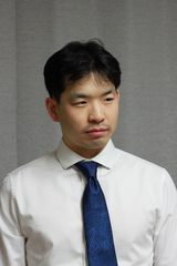 흰 셔츠와 파란 타이를 한 정세훈