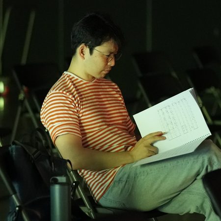 어두운 홀에서 악보를 보는 정세훈
