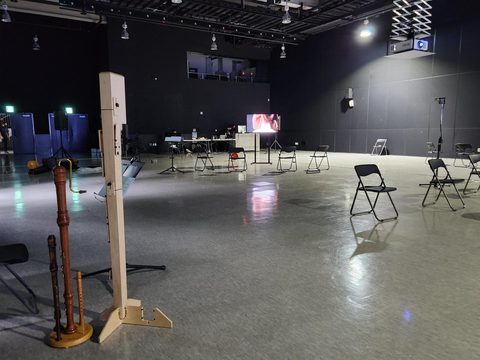앞쪽에 리코더와 베이스 리코더가 서 있고 멀리 모니터가 보이는 홀